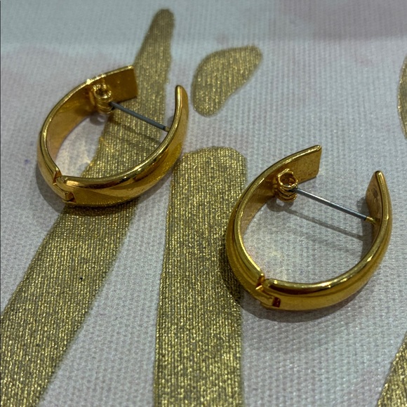 Rich Gold Tone Medium Size Lobe Hoop Lock Pierced Earrings - Picture 2 of 9